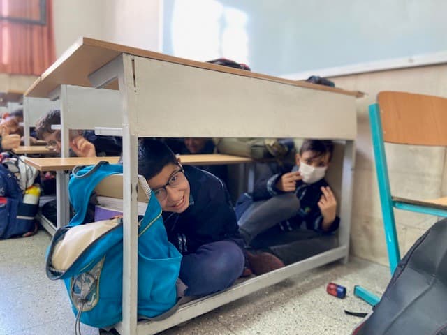 مانور زلزله با اعلام آژیر زلزله در مدرسه